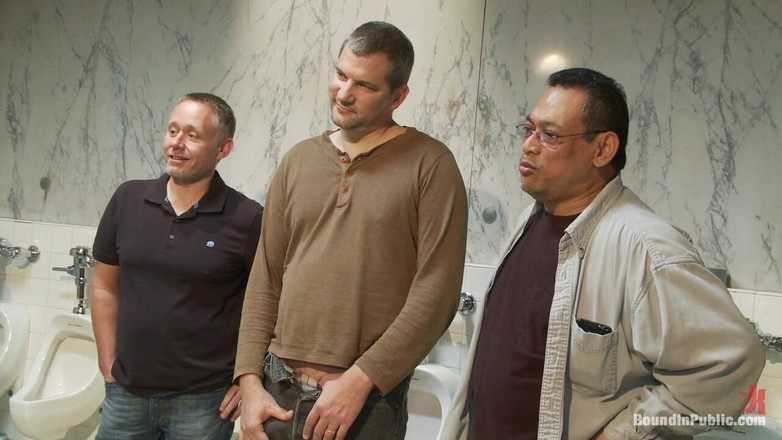 Bound in public: Zápasník dostane gangbang s nadrženým davem na veřejné toaletě za...