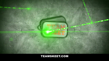 Team Skeet: O gagică drăguță îi oferă bărbatului ei o muie drăguță