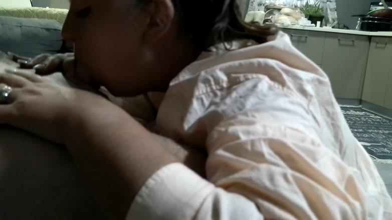 fantasycouplexxx: Sekretářka kouří ráno v mé kanceláři