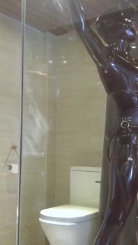Mz20 - สาวในชุดยางถูกขังในห้องกระจก