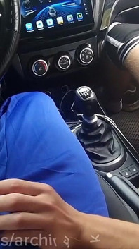 Frumoasă străină Femboy este futută într-o croazieră pe autostradă pentru o plimbare acasă!