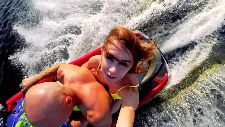 Mia Bandini: Giro anale sul jet ski nel centro città 2