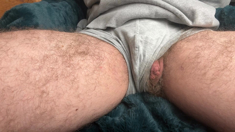 Edftmxxx: Une FTM poilue se branle, jouit et squirte en gros...