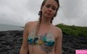 Jade Kink: सेक्सी प्रेमिका समुद्र तट पर नग्न घूम रही है और उजागर कर रही है