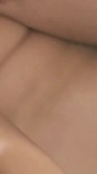 Son gros clito est trop facile à taquiner et elle gémit