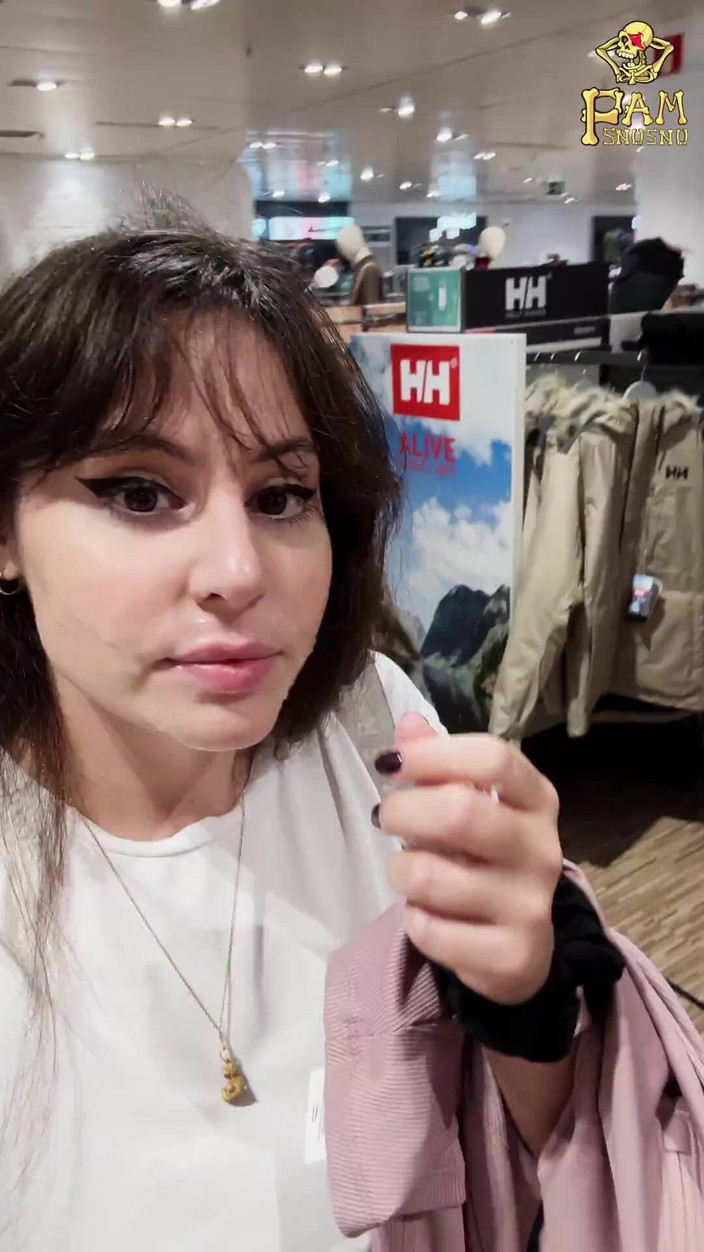 Pamsnusnu: Stor-titted brud försöker kläder i passningsrummet och slutar suga kuk