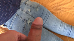 Ardientes69: 我美丽的58岁妻子非常兴奋地自慰，我用她的牛仔裤射在她的屁股上