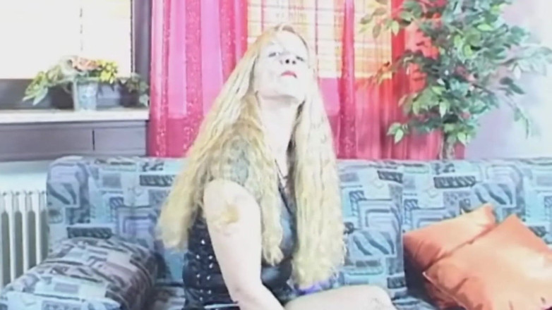 Monde Francais: Lateksli Fransız orta yaşlı seksi kadın yüzünden sikiliyor