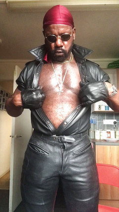 Black Muscle: 黑人抽肌肉爸爸玩乳头