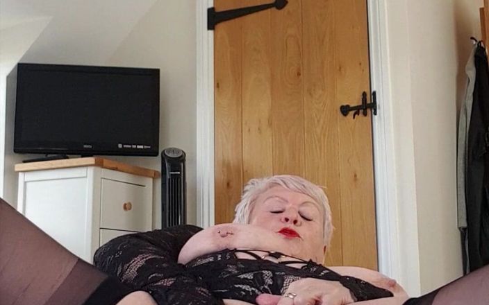 Uk Joolz: Lingerie provocando no tempo