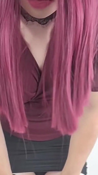 Travestit în fustă mini sexy și tocuri înalte