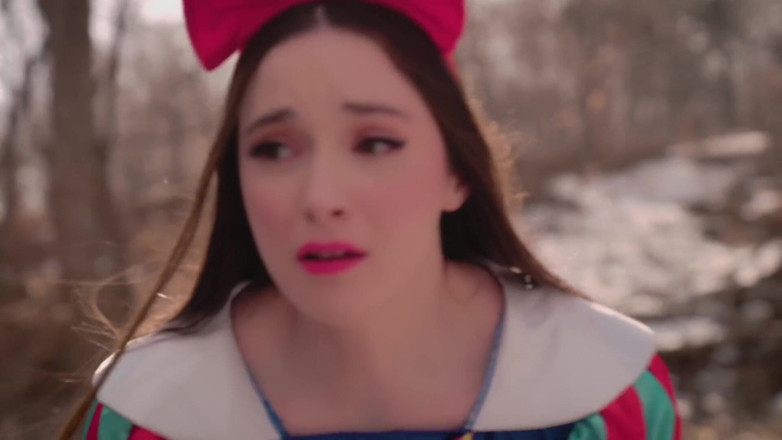 Cosplayground: Hazel Moore dans le rôle de Blanche-Neige squirte sur Bianca...