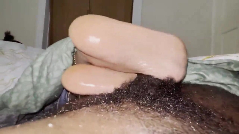 JOHTSRVA: Ebony černá footjob nevlastní otec BBC sperma