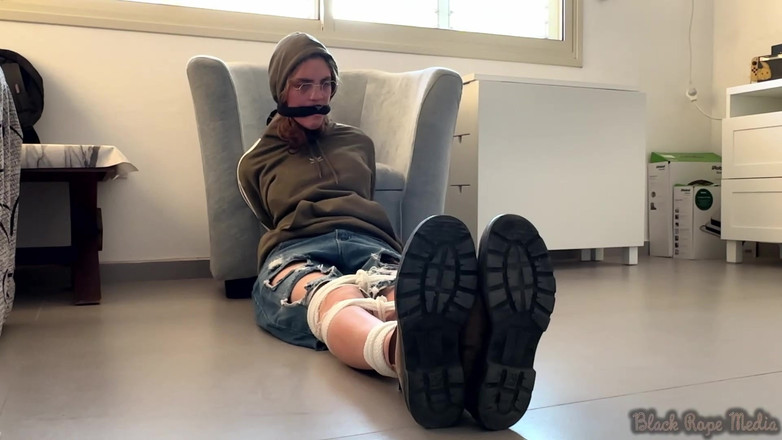 Miriam Slave: Miriam Bleibt Gesetzt