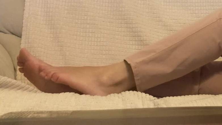 Niki studio: Look at My Feet and Suck My Toes