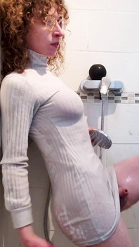 샤워하다가 드레스를 적셨고, 조숙한 사람처럼 분사했어요!