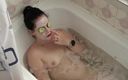 Anna Sky: Anna salatalık maskesiyle banyo yapıyor