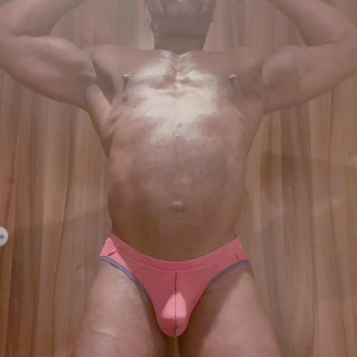 Black mature muscle Brody Richardson: Spierbuiging, toy ride, bate & busting solo-sessie