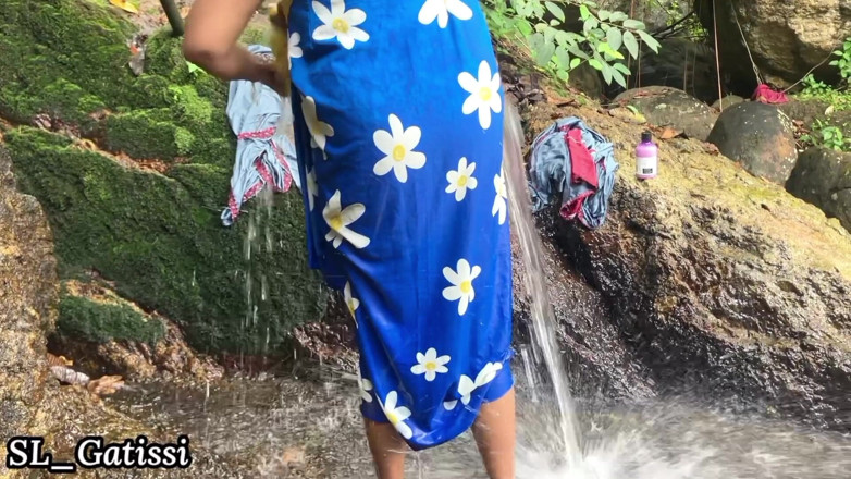 SL Gatissi studio: Srílanská přírodní dívka se koupe