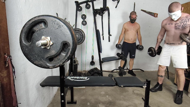 carmonaoficial: Padlý a nahý v tělocvičně uprostřed Halloweenu