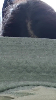 Minha namorada lambe minha buceta arriscadamente enquanto sua mãe lava o chão