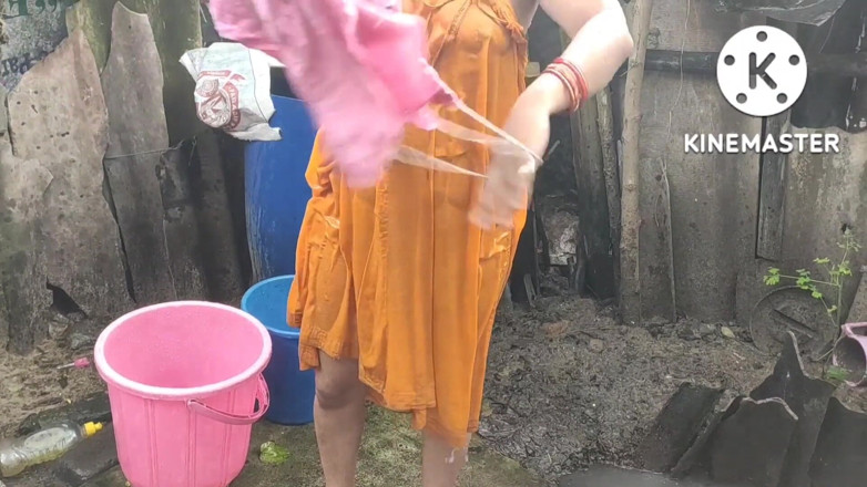Anita yadav: Anita Yadav mandi dalam gaya India