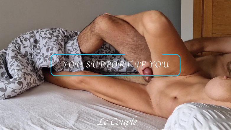 LC couple: Une coquine se faufile dans le lit d’un couple et...