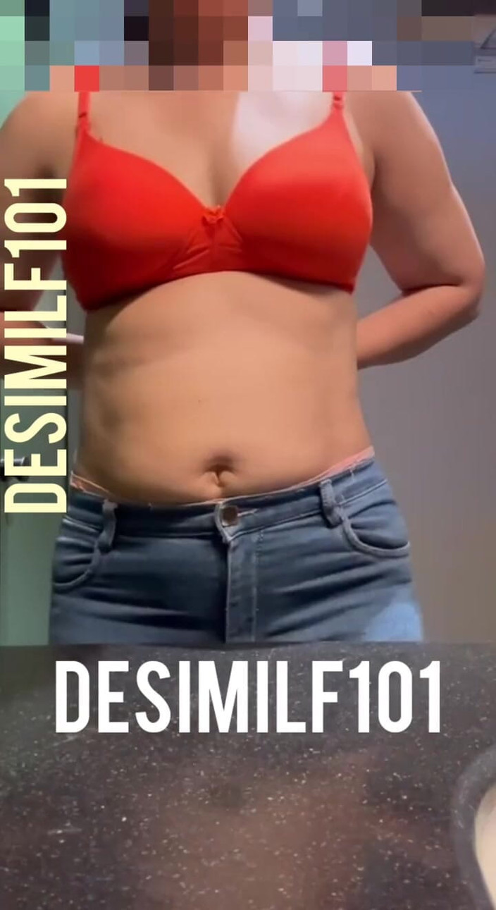 Hot Indian mommy: Bhabhi selfie mostra le tette