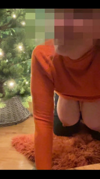 Meu corno quer que eu pague o aluguel com sexo. o proprietário também me fode profundamente na bunda. Meu jiggle de peitos enormes. 85e