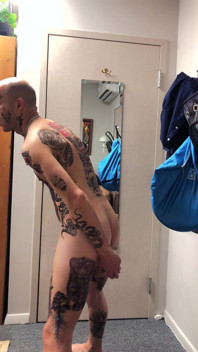 Dövmeli twink mastürbasyon tek başına