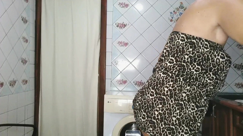 Lukerya: Mutfakta ateşli striptiz