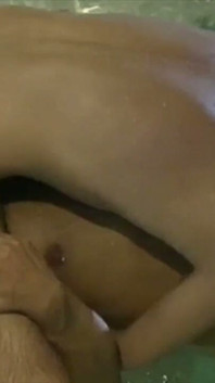 Un băiat musculos futut crud în jacuzziul public