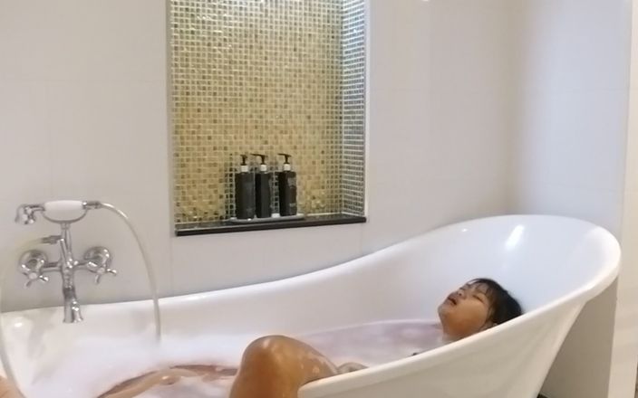 Abby Thai: Hora do banho com tesão em um quarto de luxo