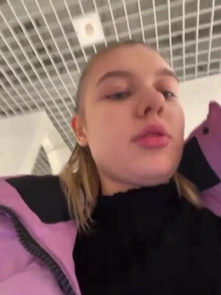 JuiceLussie: Mädchen in Latex fickt in der umkleidekabine