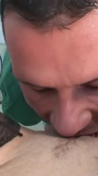 De brunette verpleegster met mooie natuurlijke tieten neukt de patiënt met de grote pik