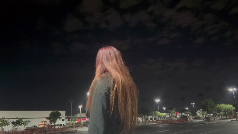 Artemisia Love: 意大利长发女郎在深夜在户外抽烟