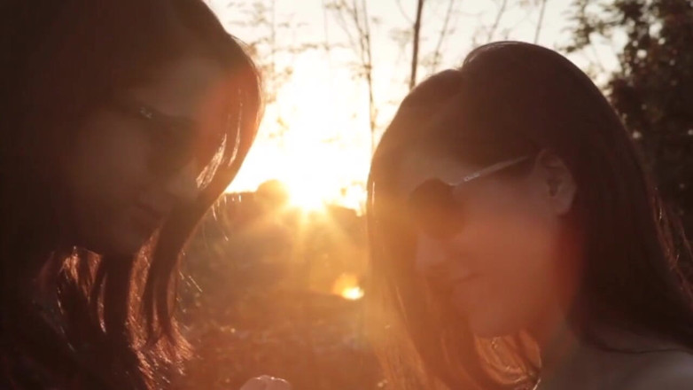 Lesbian Illusion: Le giovani lesbiche hanno momenti caldi