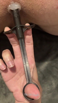 Aplikasi lube dubur dengan Syringe
