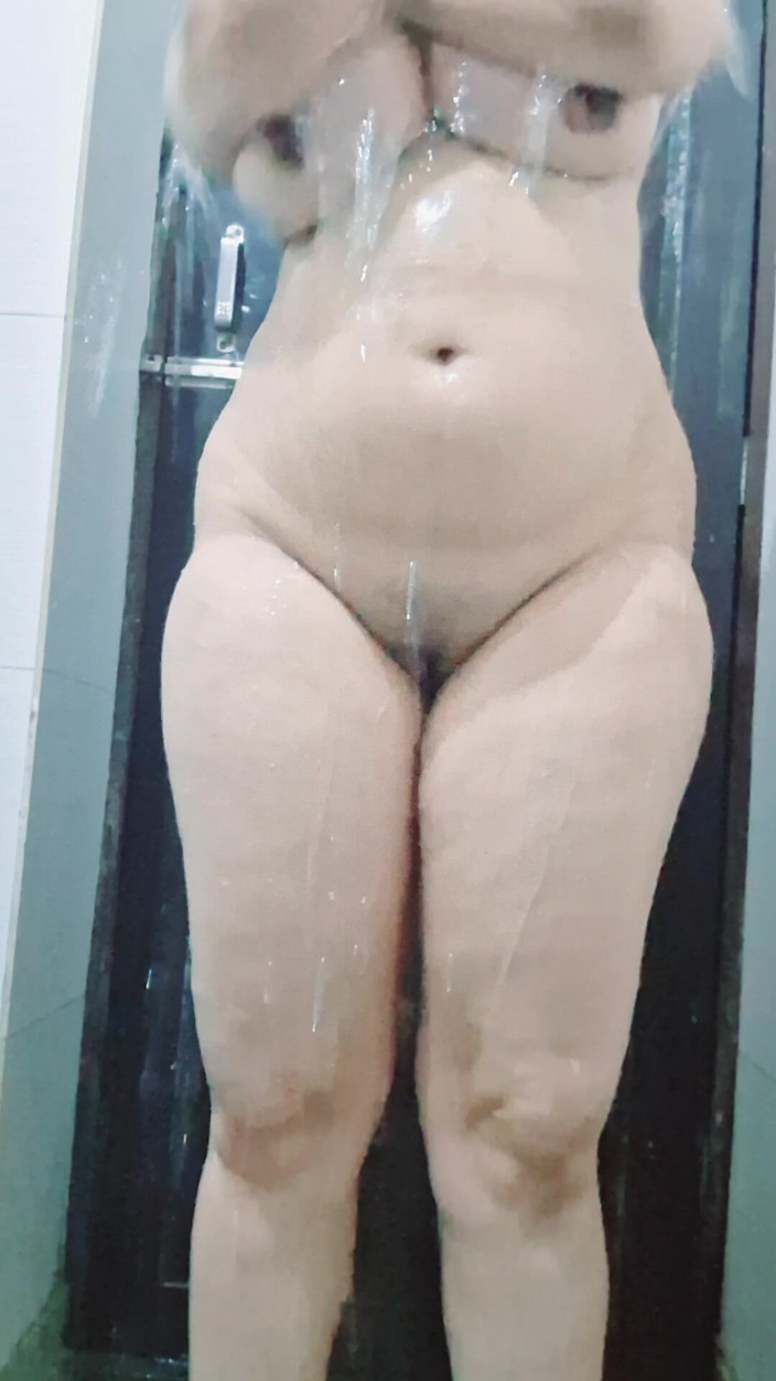 Riyathakur: La mia matrigna mi vede mentre faccio il bagno calda...