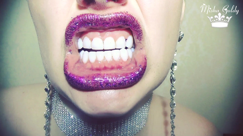 Goddess Misha Goldy: Roxo cheiro de lábio selvagem e caretas