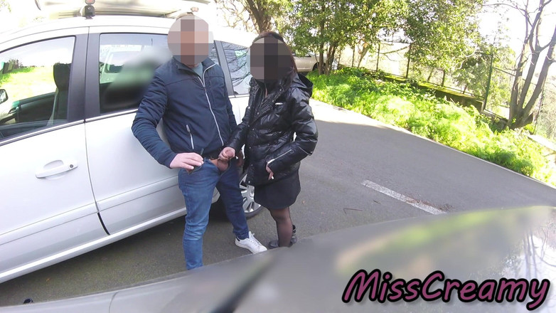 Miss Creamy: Вчитель ковтає член на вулиці (засвіт члена, екстремальна дія на відкритому повітрі!) - misscreamy