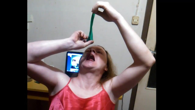 Dorisstar: Pédé mangeant du sperme de préservatif pour Charlotte Stokely