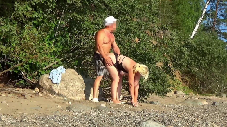 StrongSrg: Sexy MILF aan de kust pickup