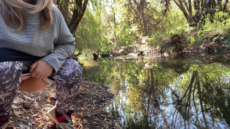 Elena: Une MILF vêtue de legging pisse dans la rivière