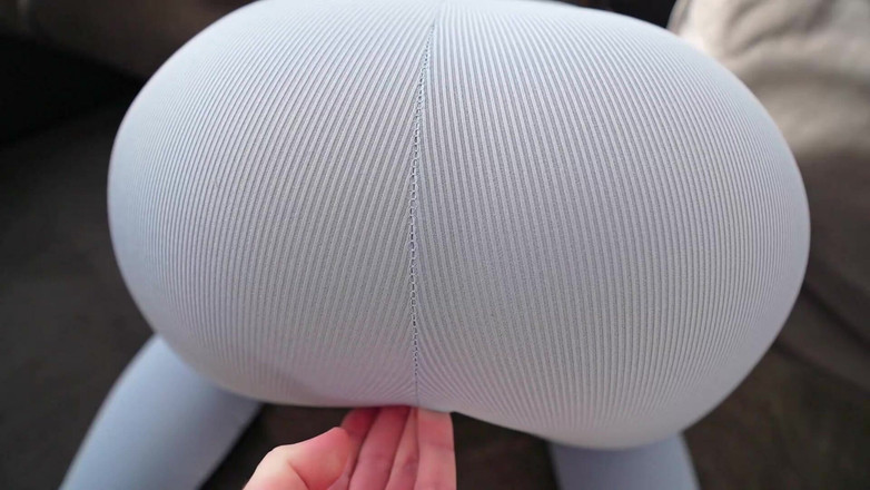 Booty_assx: 요가 바지 구멍을 통해 자위하는 배다른 여동생을 붙잡고 따먹어