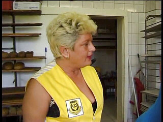 Naughty Girls: Leste muda dan dewasa pirang menjadi berantakan dalam perkelahian makanan