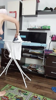 性感的妻子在房子里裸体做家务