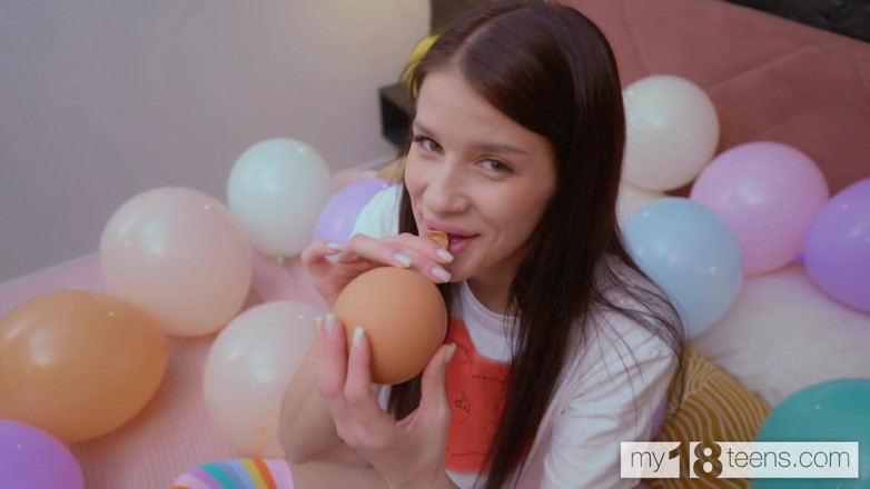 My 18 Teens: My18teens - hubená a drobná brunetka kouří balónky a šuká se robertkem