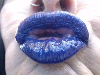 TLC 1992: Baguette à lèvres bleu violet, gros plan, canard