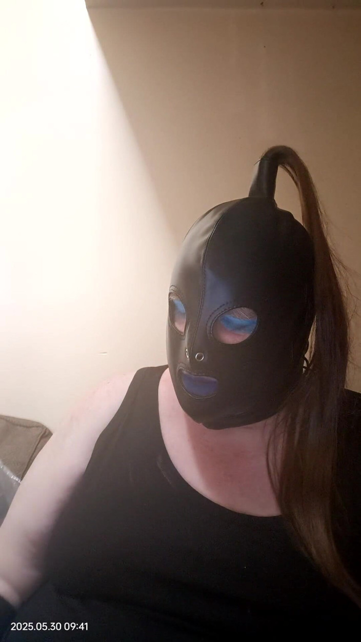 Stephanie-Nicole-TV: Şişman travesti uzun tutacağı kullanarak sigara içiyor